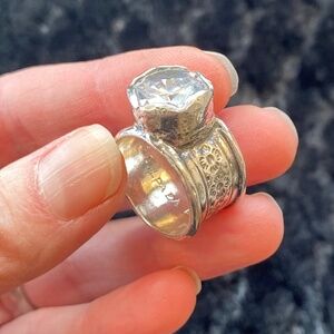 Silpada sterling silver ring with large center stone and wide band. Sz 7.5